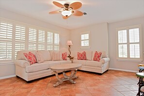 Condo, 1 habitación | Área de sala de estar | Televisión 