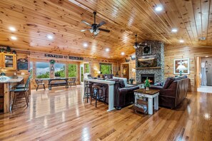 Tv, eldstad och bordsfotboll