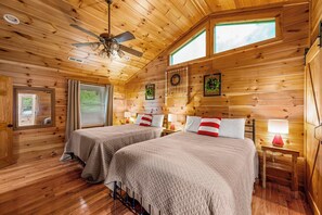 4 sovrum, skrivbord, strykjärn/strykbräda och resesäng