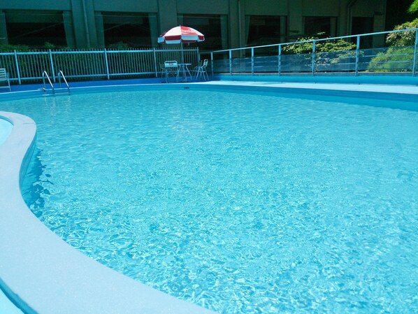 Una piscina al aire libre de temporada