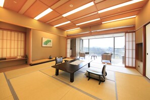 Minibar, caja de seguridad en la habitación, wifi gratis y ropa de cama