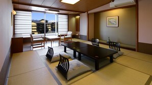 【楽風館】和室12.5畳タイプ+広縁 | ミニバー、セーフティボックス (室内)、WiFi (無料)、ベッドシーツ