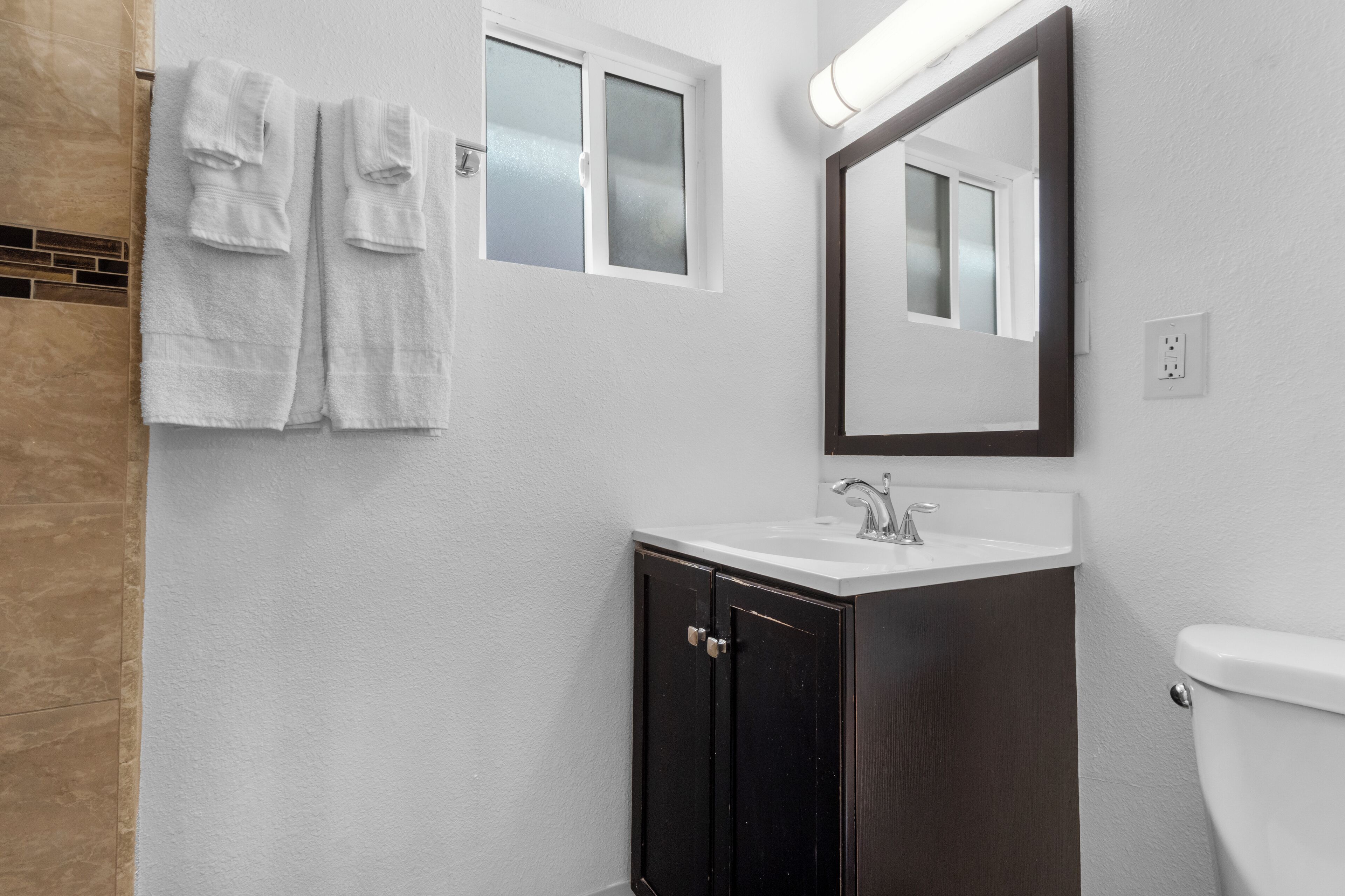 Shower, free toiletries, towels