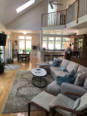 TV connectée, cheminée, jeux vidéo, livres