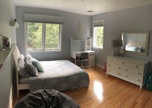 6 bedrooms, desk, iron/ironing board, free WiFi