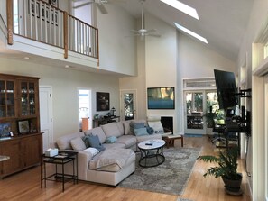 TV connectée, cheminée, jeux vidéo, livres