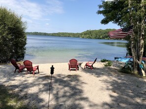 Plage, chaises longues, serviettes de plage