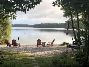 Outdoor dining - Private beach and wooded retreat on Coonamessett Pond (Falmouth)