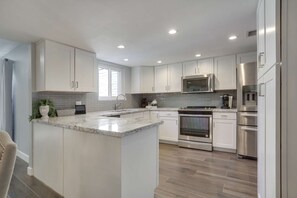 Fridge, microwave, oven, stovetop - A Luxury Home Fit for a King! Minutes to Old Town Scottsdale, Fitness Center, Heated Pool & Spa! (Scottsdale)