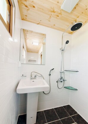 Ducha, artículos de higiene personal gratuitos y toallas