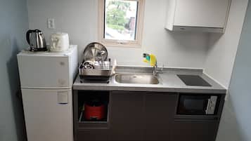 Family House, 3 Bedrooms, Non Smoking, Garden Area | Private kitchen | Fridge, microwave