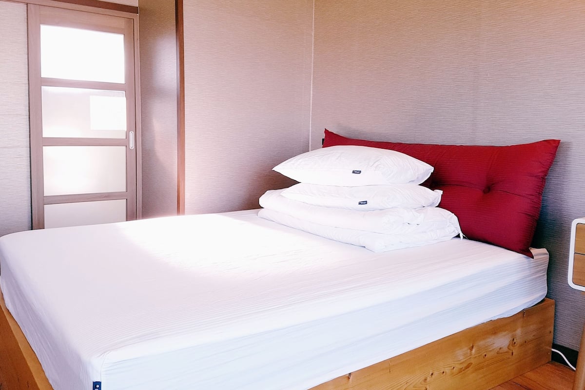 Premium bedding, free WiFi