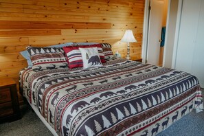 2 bedrooms, desk, Internet, bed sheets