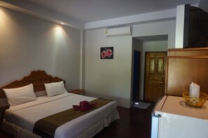 Habitación doble estándar | Cortinas blackout, camas extra y wifi gratis 