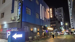 A building with a blue facade and a sign for 'Blue Moon Motel'. - Gwangan Beach Blue Moon Motel (Busan)