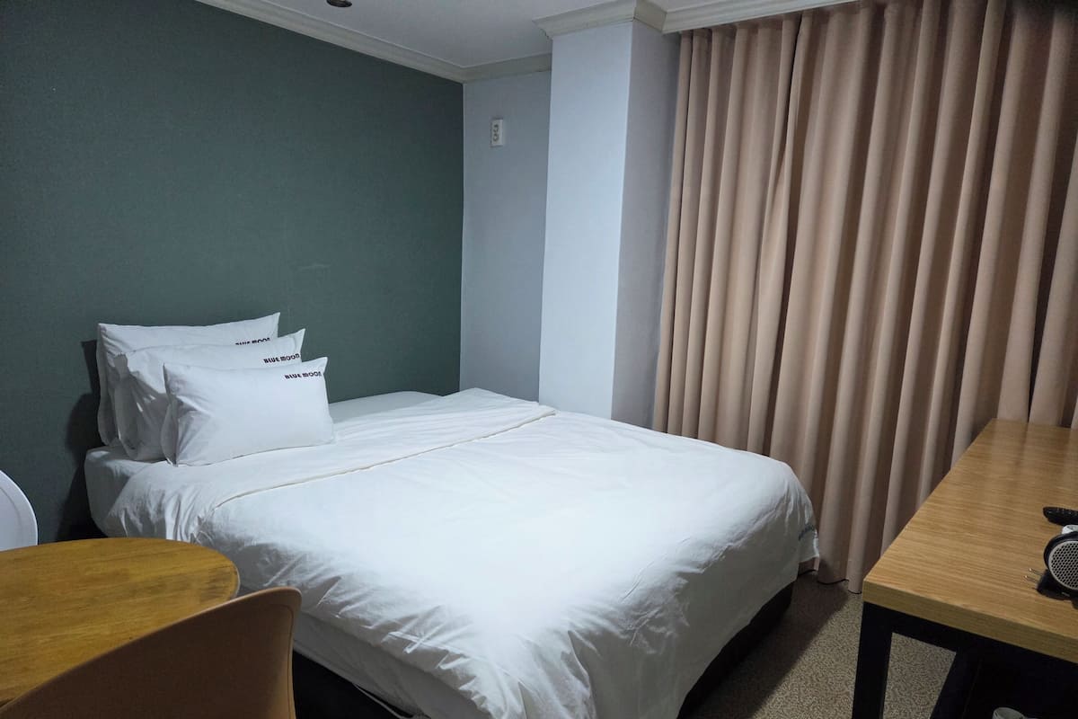 Standard Double Room | Desk, laptop workspace, free WiFi