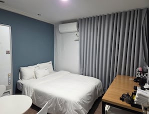 Premium Double Room | Laptop workspace, free WiFi - Gwangan Beach Blue Moon Motel (Busan)