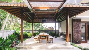 Outdoor dining - Toya Villa Suweta (Ubud)