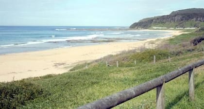 Shelly Beach House está enfrente de Shelly Beach, a pie de surf, golf y clubes de bolos
