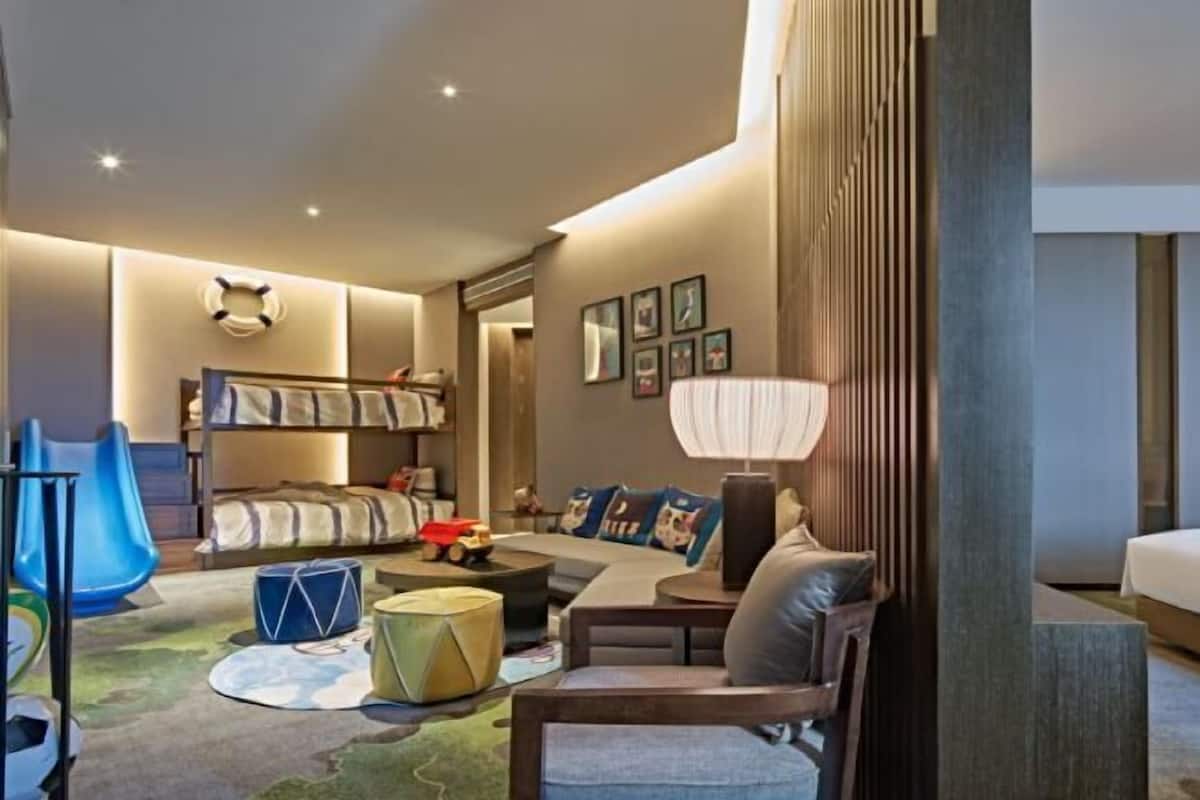 Minibar, brankas, meja kerja, dan kedap suara