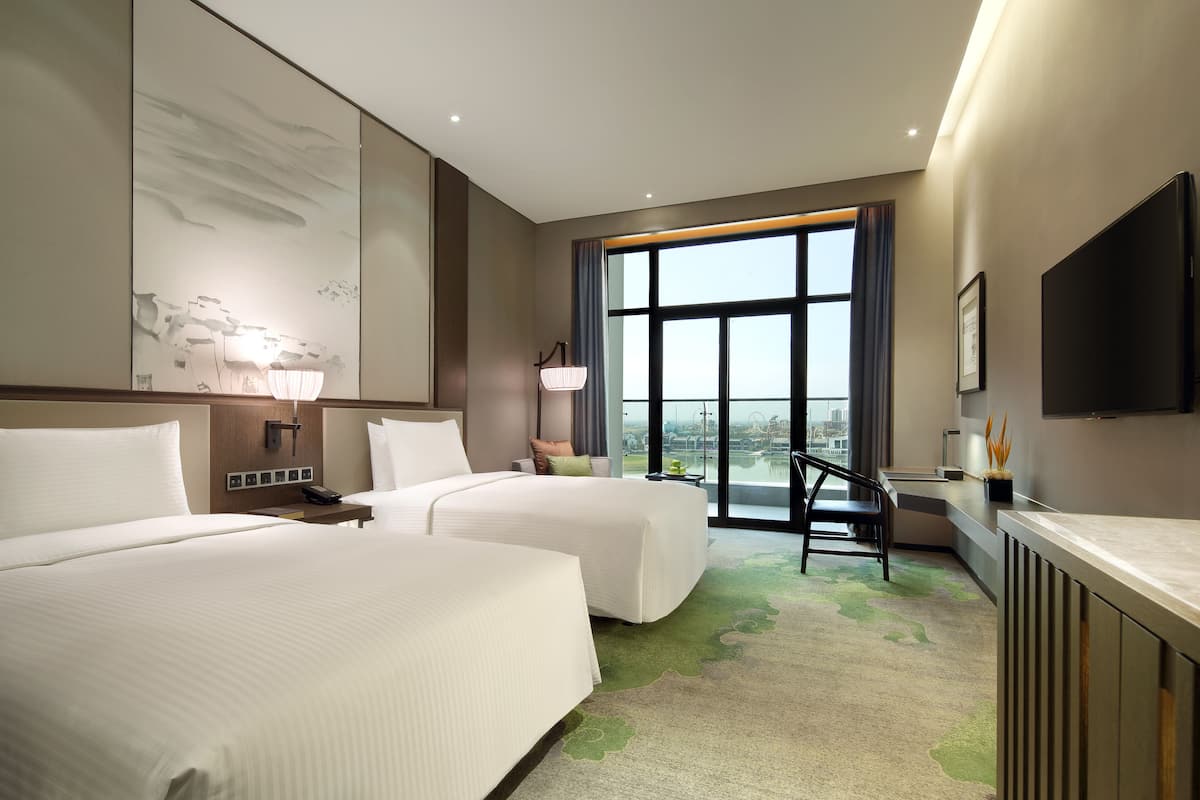 Kamar Twin Eksekutif, pemandangan danau | Minibar, brankas, meja kerja, dan kedap suara
