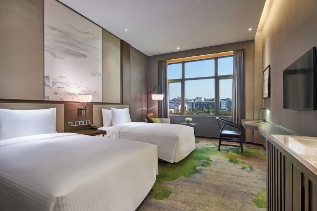 Minibar, brankas, meja kerja, dan kedap suara