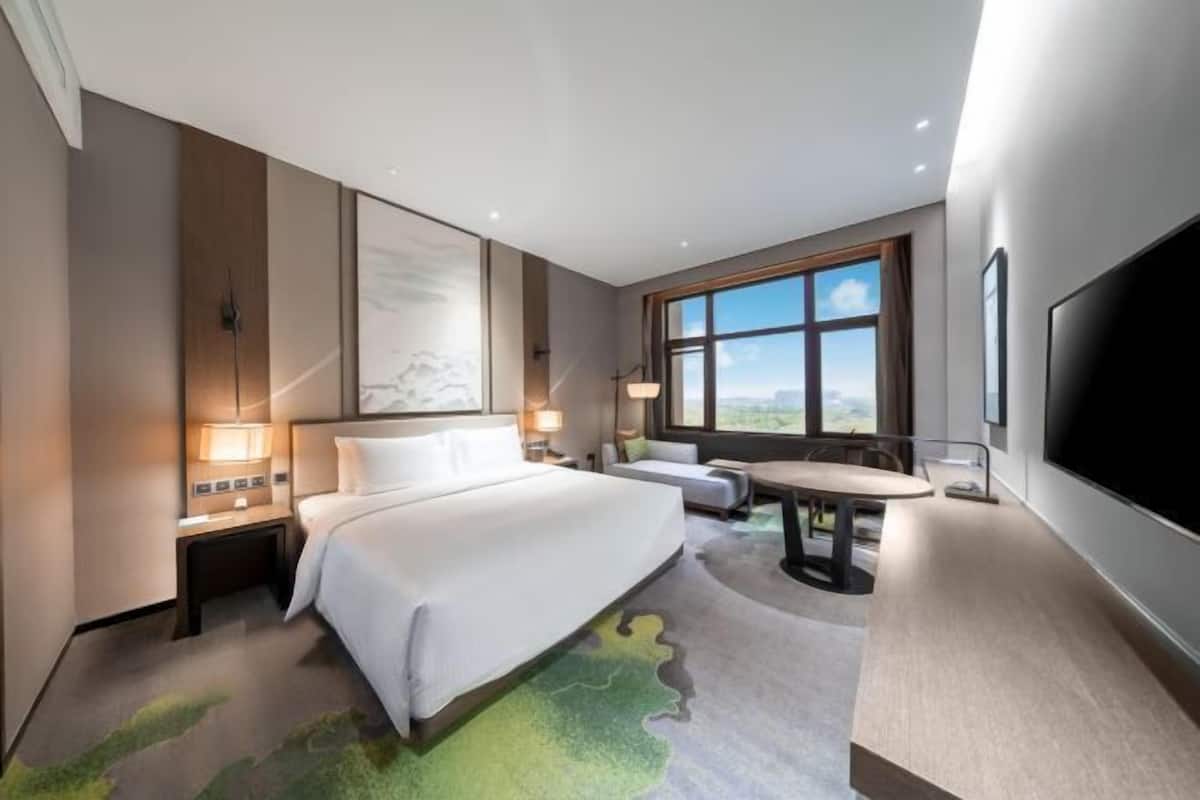Minibar, brankas, meja kerja, dan kedap suara