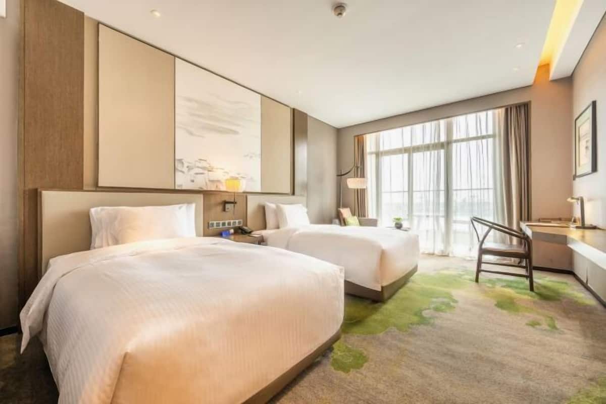 Minibar, brankas, meja kerja, dan kedap suara