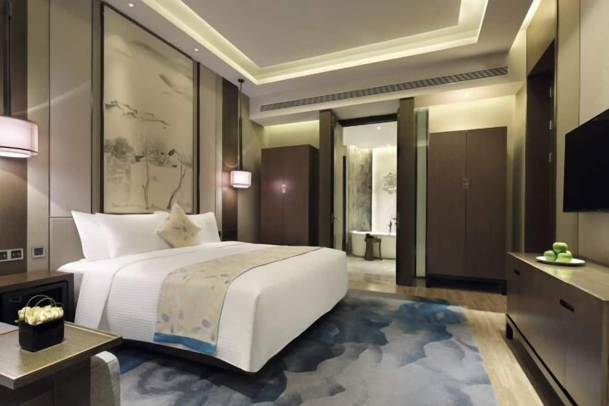 Minibar, brankas, meja kerja, dan kedap suara