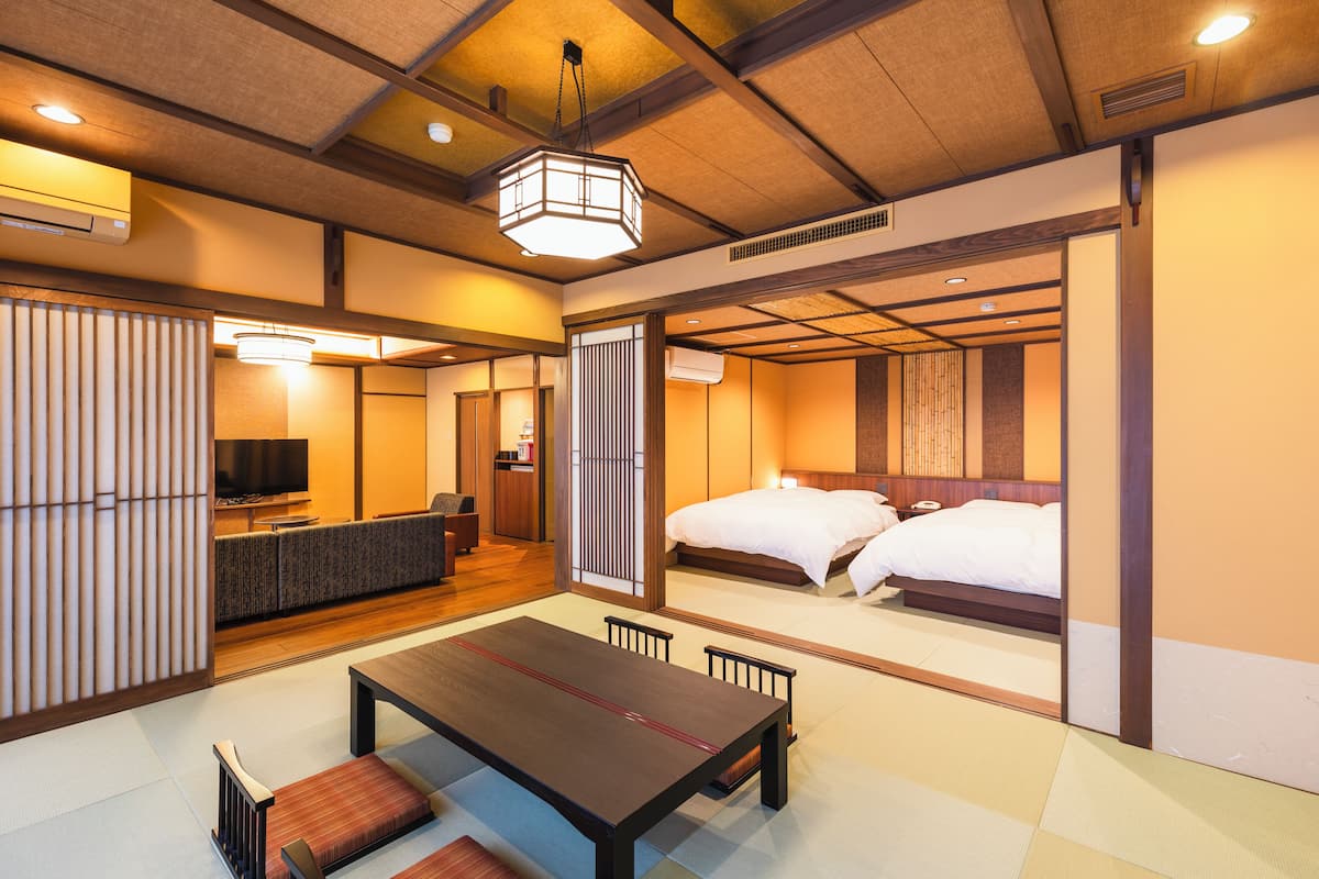 Room (With open-air bath) | Peti besi dalam bilik, meja, ruang kerja komputer riba
