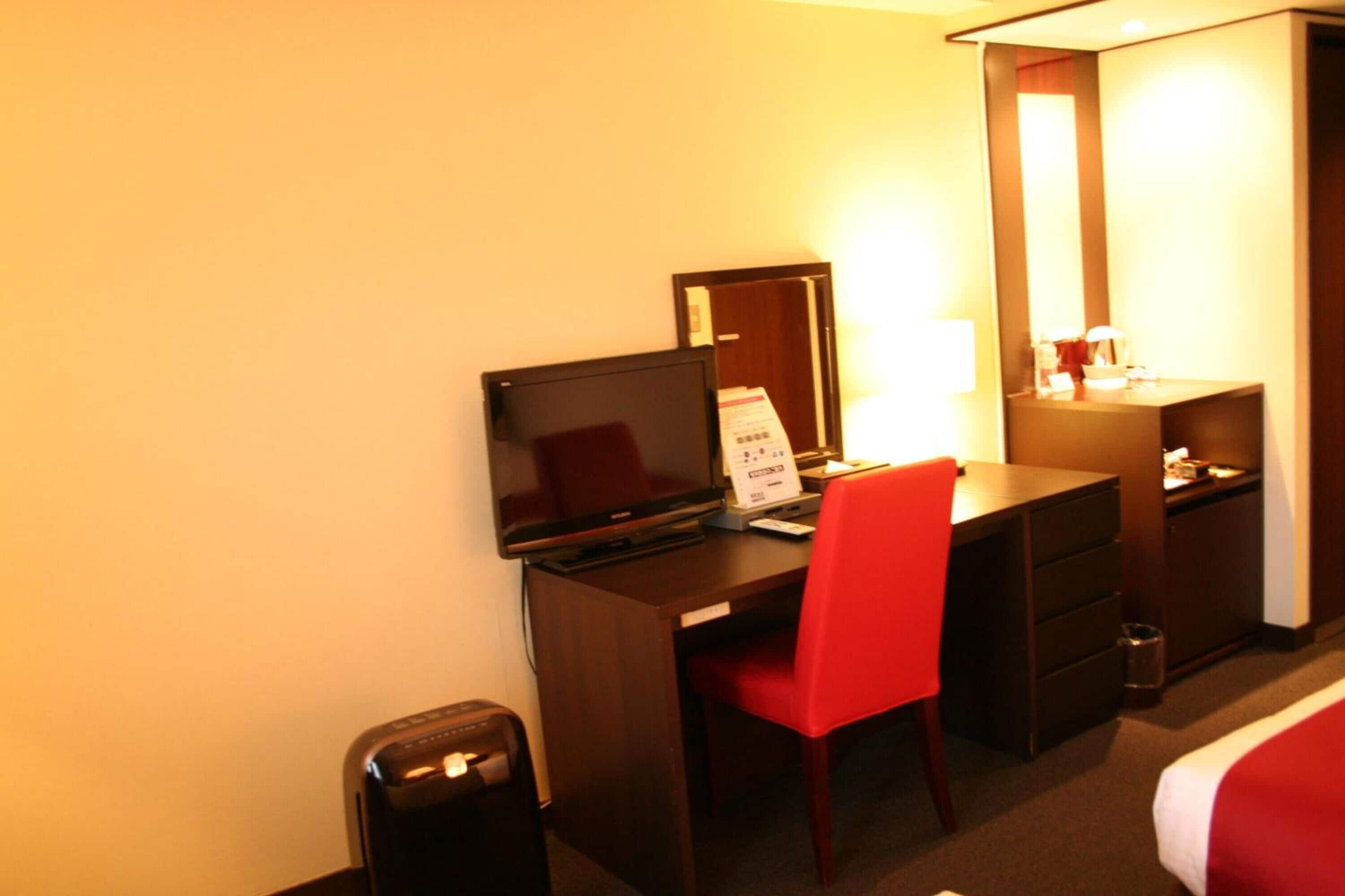 in-room safe, desk, laptop workspace, blackout curtains