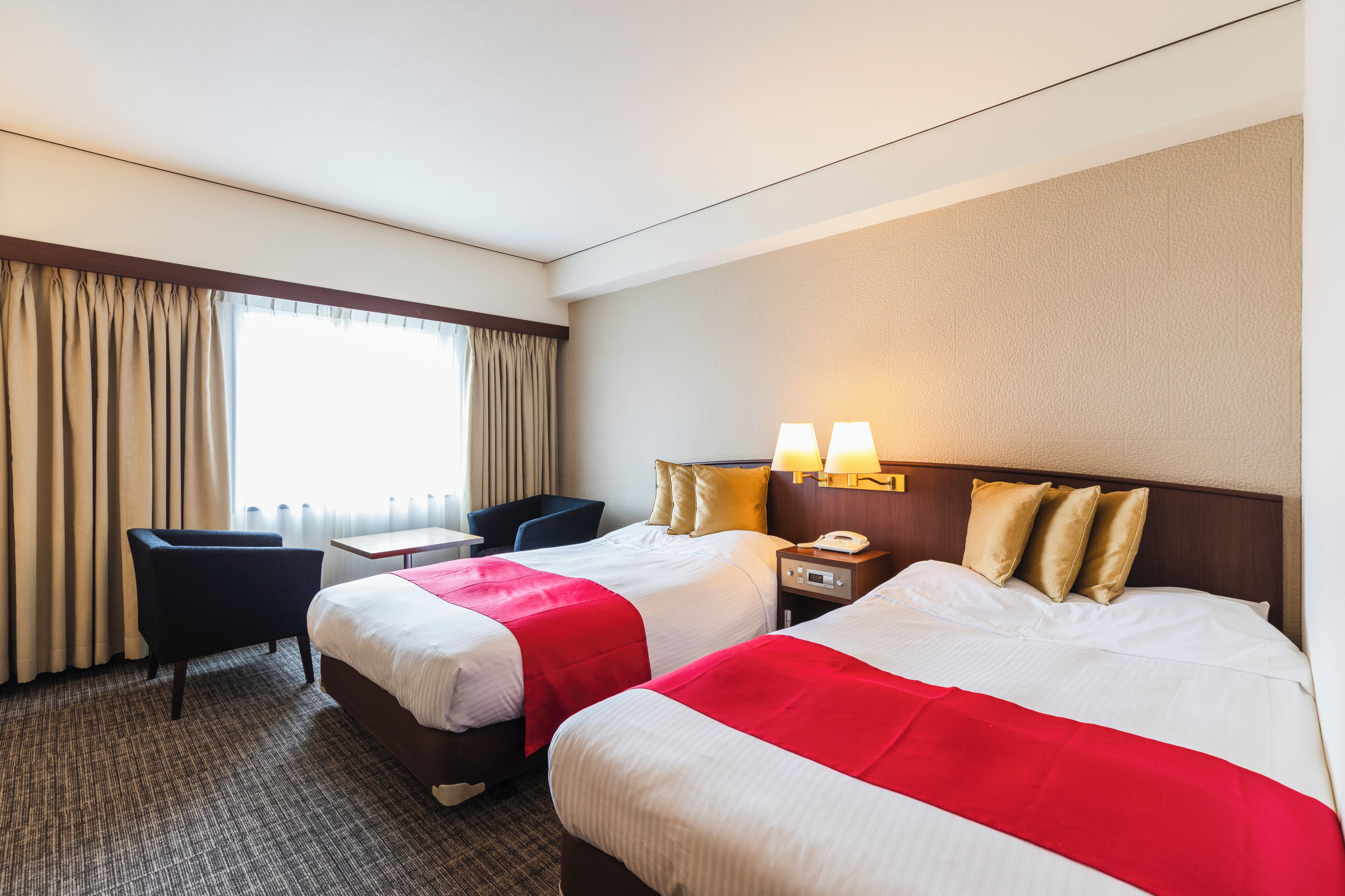 セーフティボックス (室内)、デスク、ノートパソコン用作業スペース、遮光カーテン