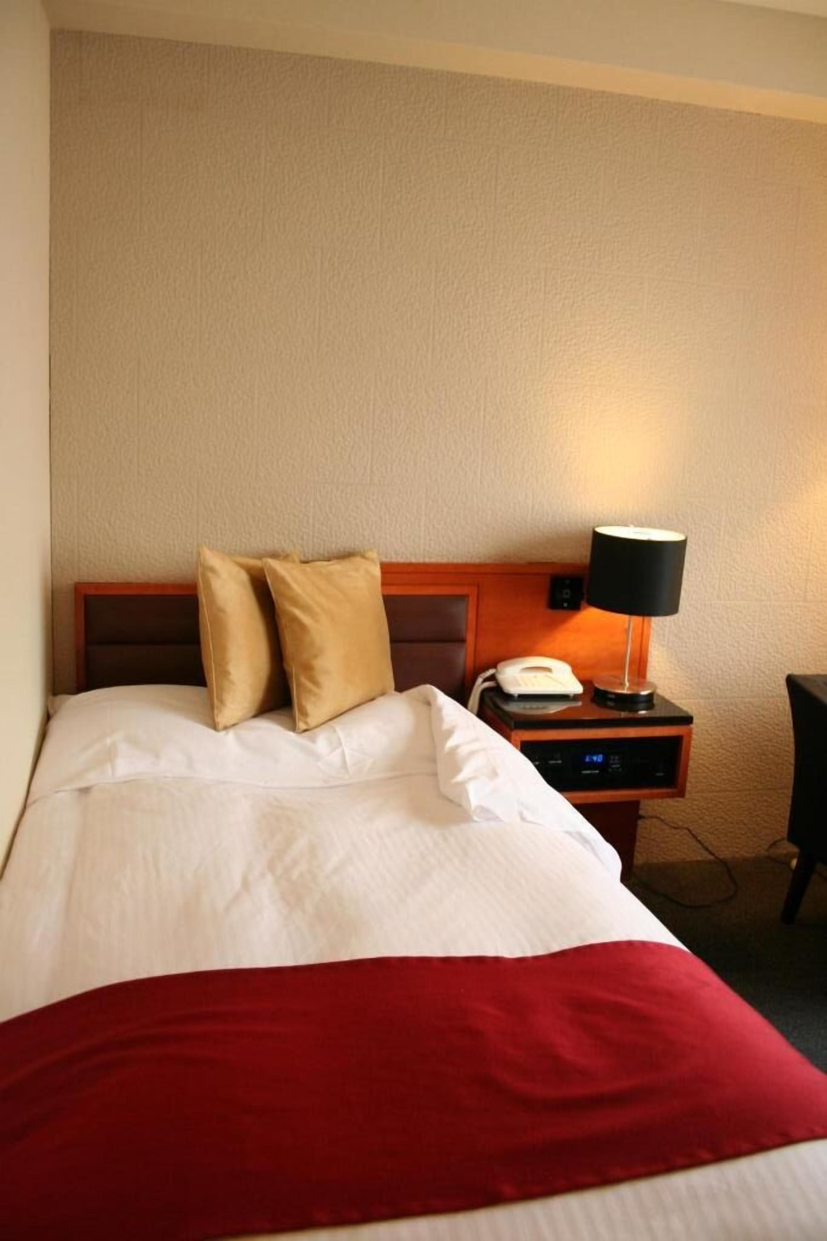 in-room safe, desk, laptop workspace, blackout curtains