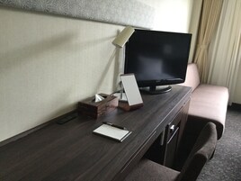 Cubrecamas, escritorio, cortinas blackout y wifi gratis 