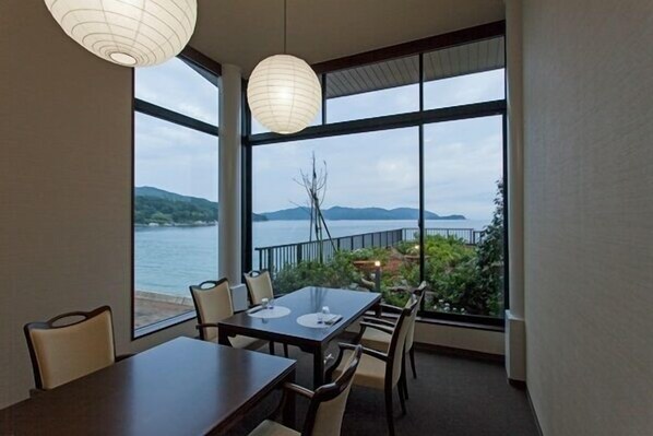 Un comedor con vista al mar y a las montañas.