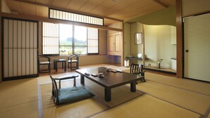 A traditional Japanese room with tatami flooring, a low table, and sliding doors. - Kazennosyo (Kuroishi)