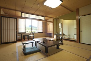 Tradisjonelt rom, privat bad (Japanese Style) | Oppholdsrom | Flatskjerm-TV