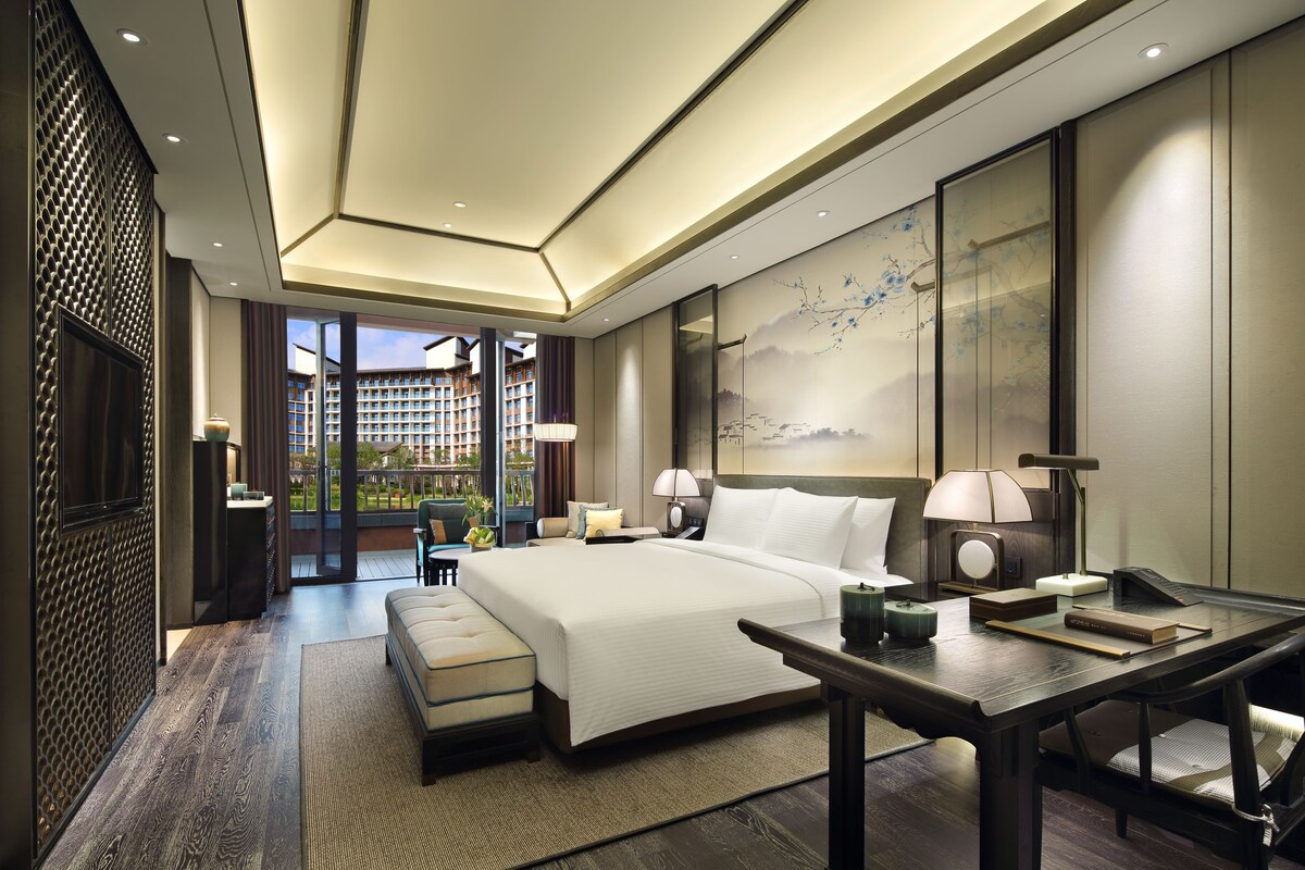 Premium bedding, minibar, in-room safe, desk