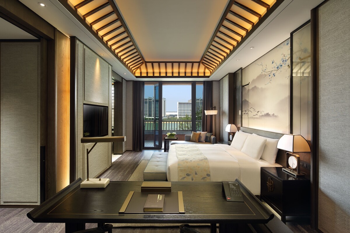 Executive Suite | Premium bedding, minibar, in-room safe, desk