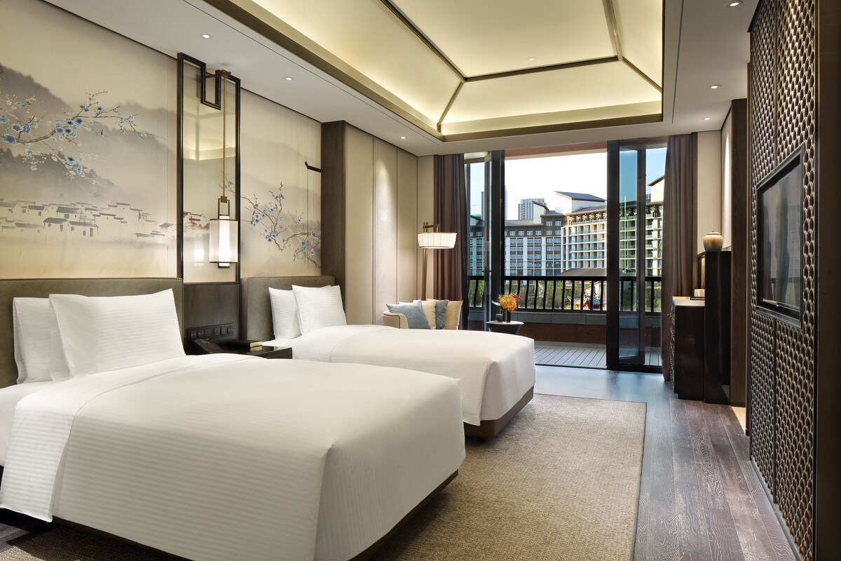 Premium bedding, minibar, in-room safe, desk