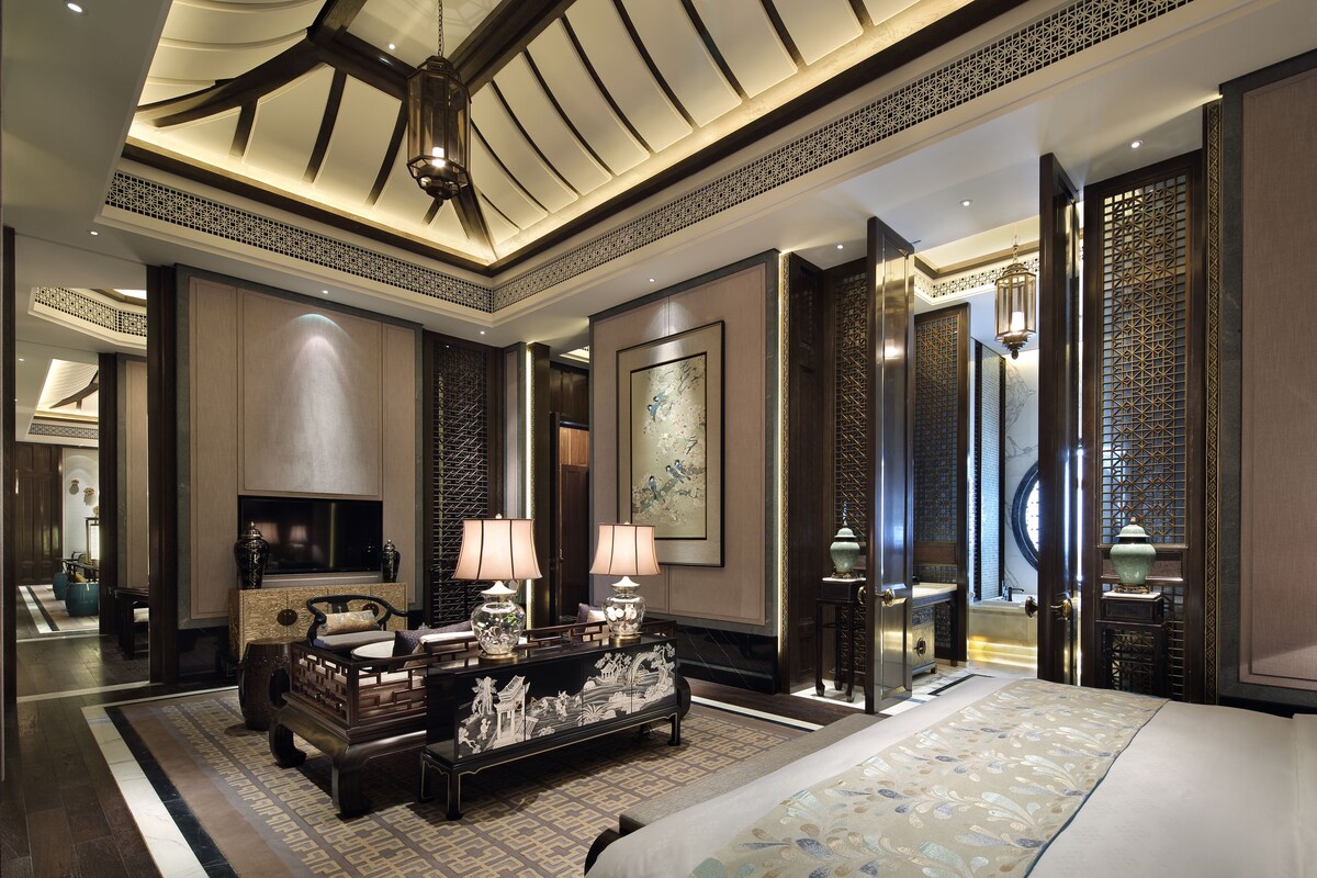 Chairman Suite | Premium bedding, minibar, in-room safe, desk