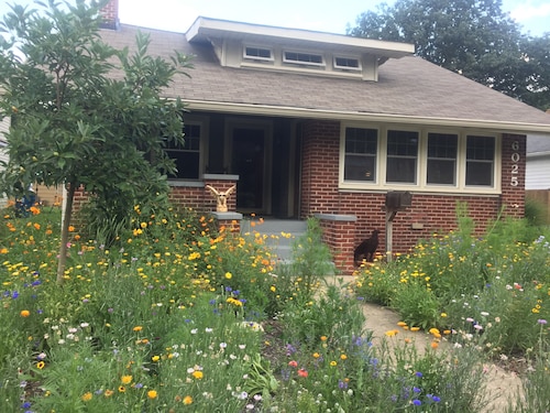 Perfect lower level apartment in heart of Broad Ripple Park. Off street parking.