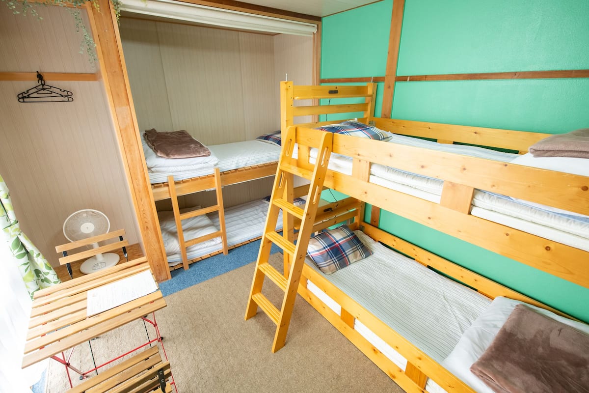 Economy-Vierbettzimmer | 1 Schlafzimmer, kostenloses WLAN, Bettwäsche