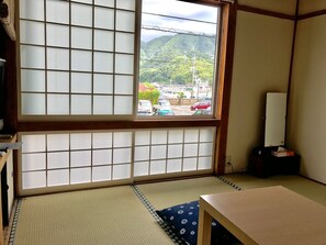 Chambre traditionnelle, animaux de compagnie interdits (Japanese Style, for 3 Guests) | Espace de travail pour ordinateurs portables, accès au Wi-Fi (inclus)