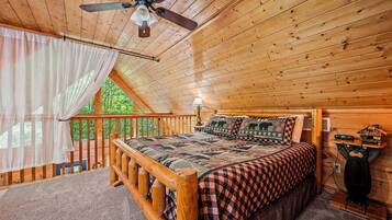 1 slaapkamer, een bureau, een strijkplank/strijkijzer, reisbedje