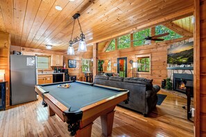Game room - Twilight Point Pet Friendly! Book NOW and receive tickets to Dollywood, Anakeesta and many more (Gatlinburg)
