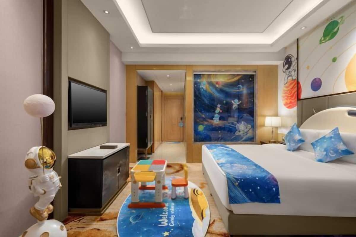 Luxe beddengoed, donsdekens, een minibar, een kluis op de kamer