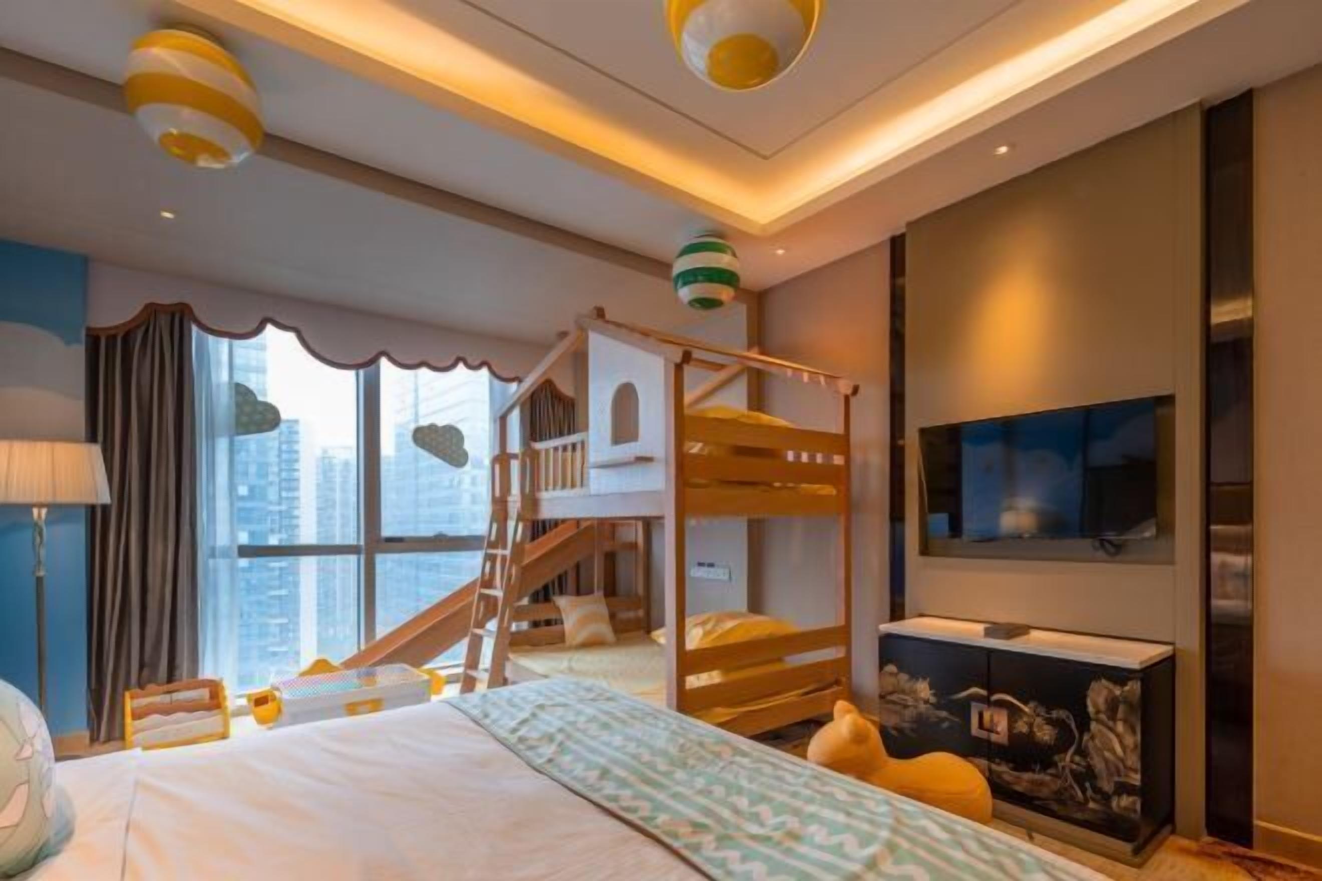 Premium bedding, down comforters, minibar, in-room safe