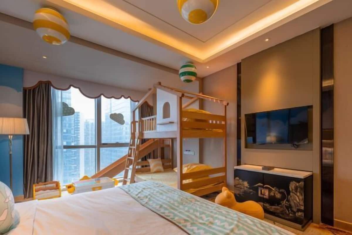 Premium bedding, down comforters, minibar, in-room safe