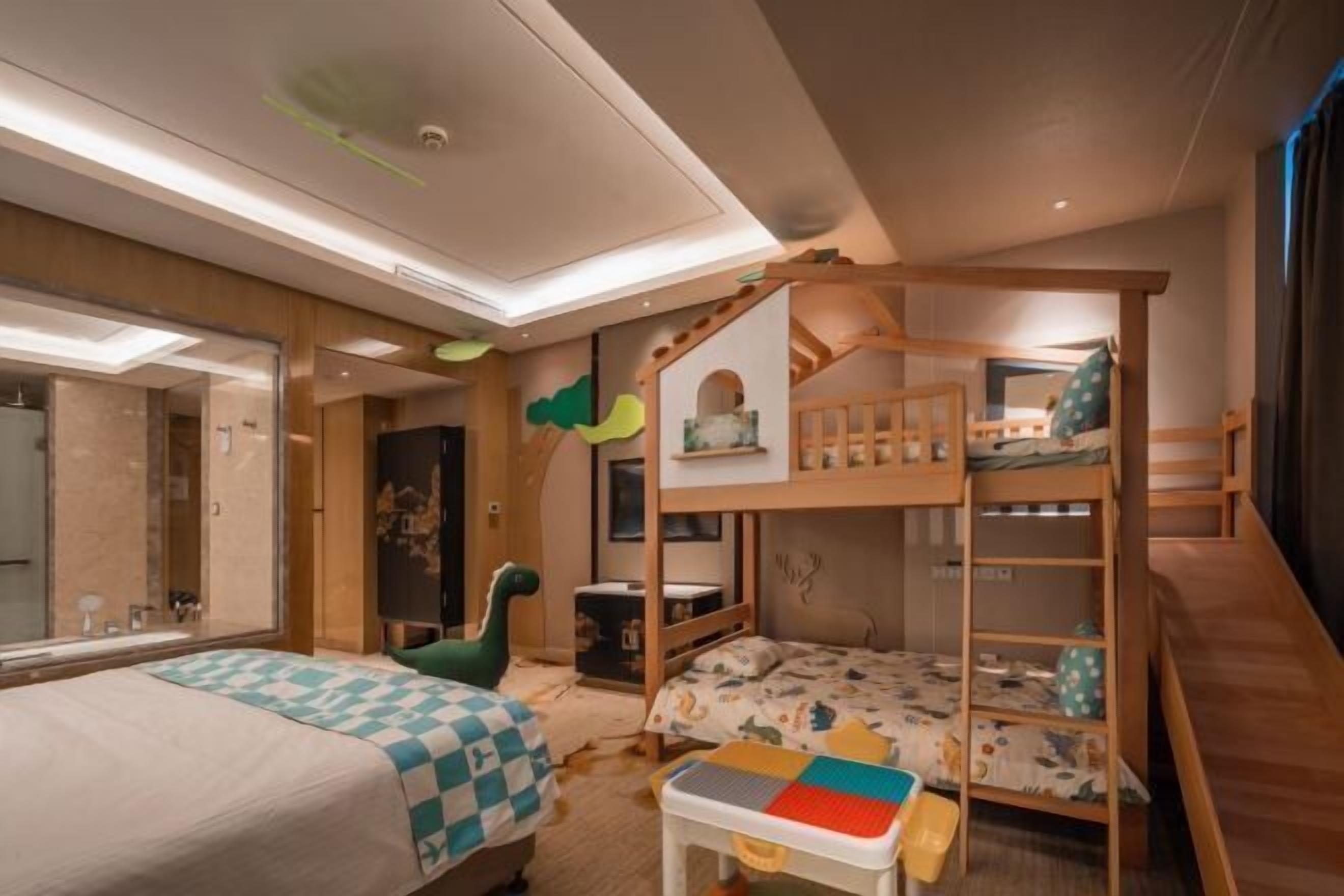 Premium bedding, down comforters, minibar, in-room safe